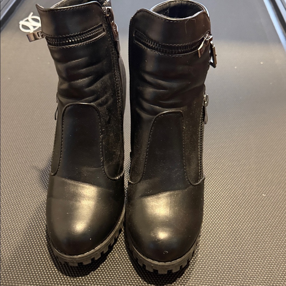 Elegant Black Ankle Boots with Zipper Detail